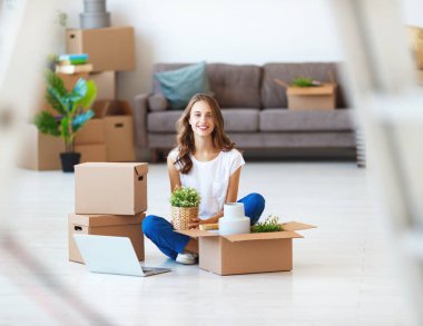 kutuları ile mutlu genç kız için yeni apartmen taşır