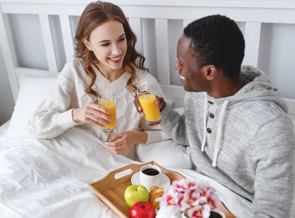 Glückliches Liebespaar Mit Frühstück Bett Valentinstag — Stockfoto