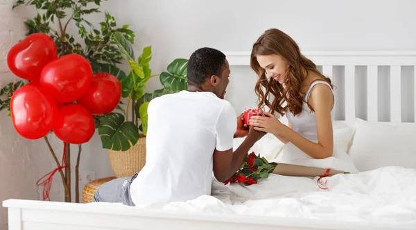 Valentinstag Glückliches Paar Verliebt Rote Hert Und Blumen — Stockfoto