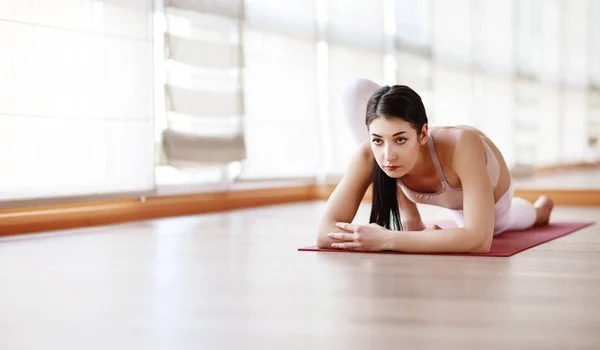 Giovane Donna Pratica Yoga Palestra Dal Windo — Foto Stock