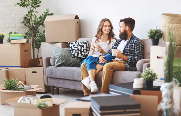 Happy Young Married Couple Moves New Apartmen — Stock Photo, Image