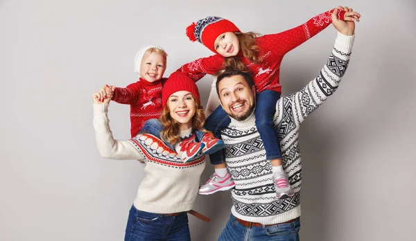 Happy Family Mother Father Children Winter Knitted Hats Sweaters Gray — Stock Photo, Image