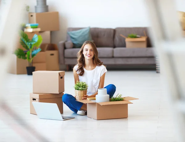 Feliz Joven Con Cajas Mueve Nuevos Apartmen — Foto de Stock