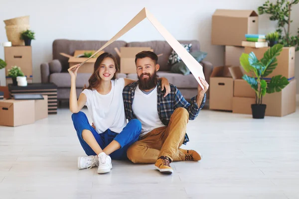 Ein Glückliches Junges Ehepaar Zieht Neue Wohnungen — Stockfoto