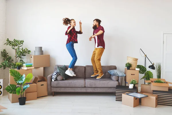 Una Feliz Pareja Jóvenes Casados Muda Nuevos Apartmen —  Fotos de Stock