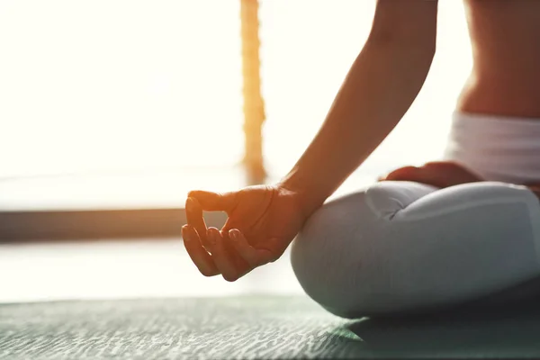 Jonge Vrouw Praktijken Yoga Bij Sportschool Door Het Venster — Stockfoto