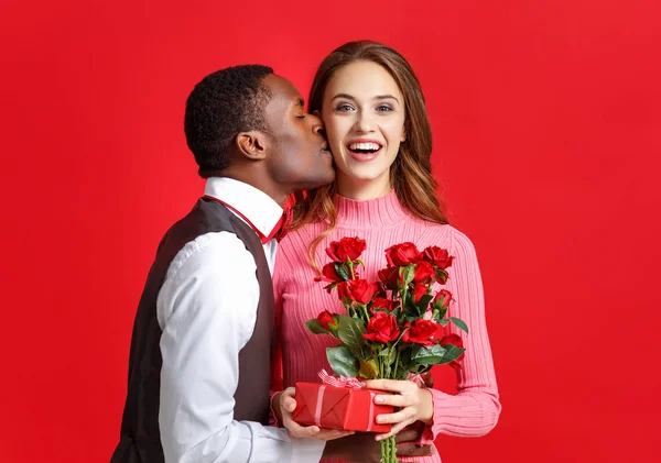 Concepto Del Día San Valentín Feliz Pareja Joven Con Corazón — Foto de Stock