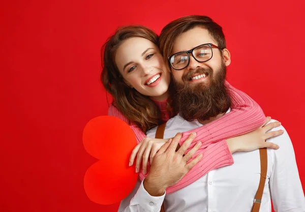 Conceito Dia Dos Namorados Feliz Jovem Casal Com Coração Flores — Fotografia de Stock