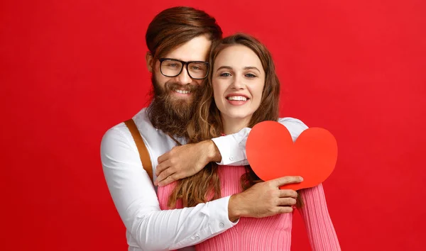 Valentinstag Konzept Glückliches Junges Paar Mit Herz Blumen Geschenk Auf — Stockfoto