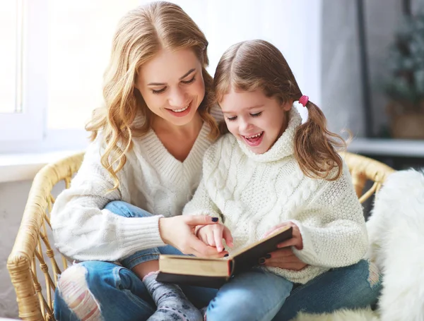 Mamă Fericită Familie Citește Carte Copil Fiică Fereastră Dimineața Iernii — Fotografie, imagine de stoc