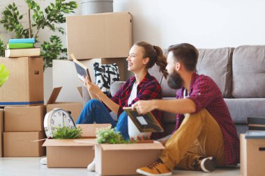 mutlu genç bir çift yeni apartmen gider evli