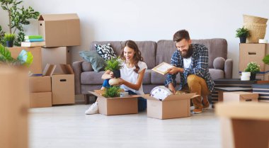 mutlu genç bir çift yeni apartmen gider evli
