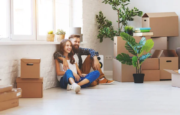 Una Feliz Pareja Jóvenes Casados Muda Nuevos Apartmen — Foto de Stock