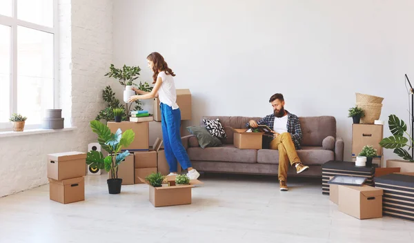 Jovem Casal Feliz Move Para Novos Apartmen — Fotografia de Stock