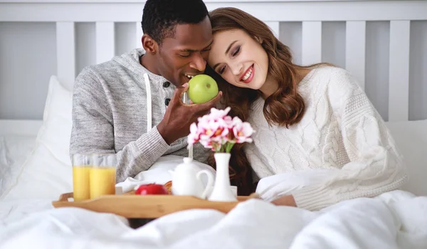 バレンタイン のベッドで朝食を幸せな愛情のあるカップル — ストック写真