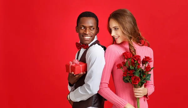 День Святого Валентина Счастливая Молодая Пара Сердцем Цветы Подарок Красный — стоковое фото