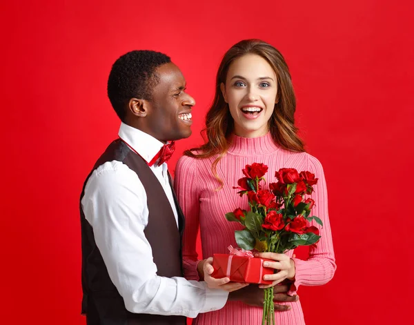 Concepto Del Día San Valentín Feliz Pareja Joven Con Corazón — Foto de Stock