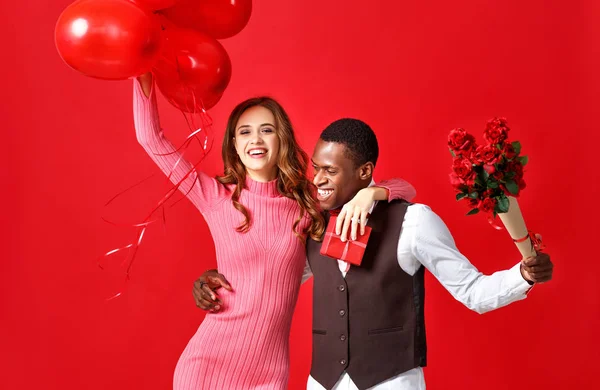 Sevgililer Günü Kavramı Mutlu Genç Çift Kalp Çiçekler Kırmızı Adam — Stok fotoğraf