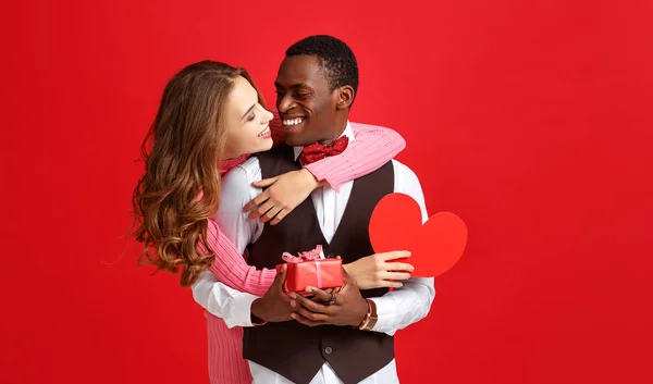 День Святого Валентина Счастливая Молодая Пара Сердцем Цветы Подарок Красный — стоковое фото