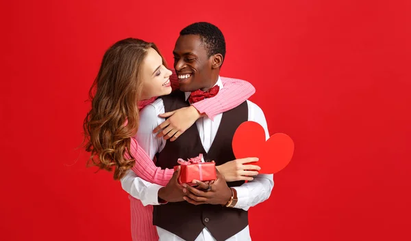 Valentine Day Concept Happy Young Couple Heart Flowers Gift Red — Stock Photo, Image