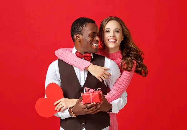 Concepto Del Día San Valentín Feliz Pareja Joven Con Corazón —  Fotos de Stock