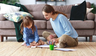 mutlu sevgi dolu aile anne ve çocuk kızı evde çizim