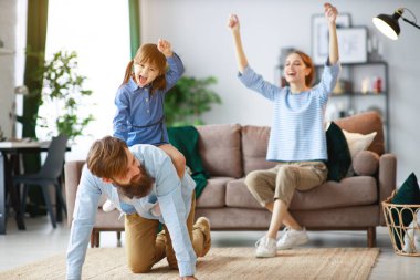 mutlu aile anne baba ve çocuk kız evde couc üzerinde