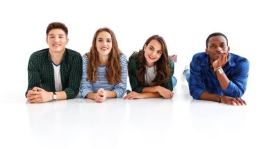 Beyaz adam izole grup neşeli genç insanlar erkek ve kadınların çokuluslu