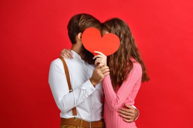 Sevgililer günü kavramı. Kırmızı adam kalp ile mutlu genç çift