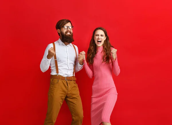 Ευτυχισμένο Ζευγάρι Κέρδισε Συναισθηματικά Γιορτάζουμε Νίκη Χρώμα Κόκκινο Backgroun — Φωτογραφία Αρχείου