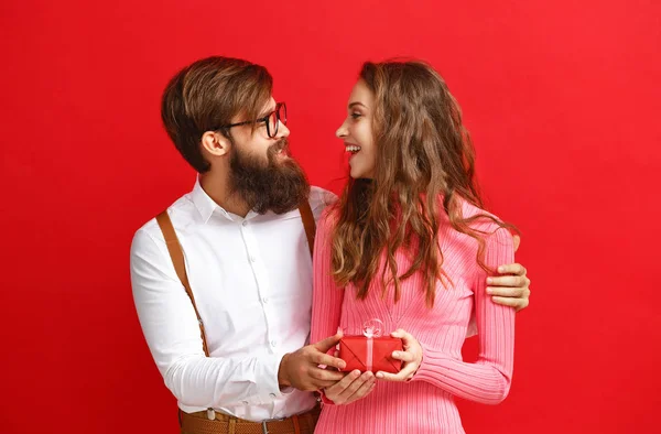 Concetto San Valentino Felice Giovane Coppia Con Cuore Fiori Regalo — Foto Stock