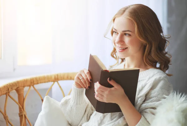 Felice Giovane Donna Che Legge Libro Alla Finestra Inverno Mattina — Foto Stock