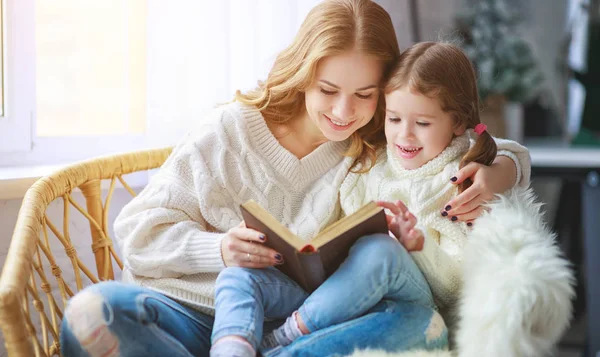 Glückliche Familienmutter Liest Ihrer Tochter Wintermorgen Fenster Ein Buch Vor — Stockfoto