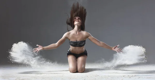 Balletdanseres Springen Met Bloem Monochrom — Stockfoto