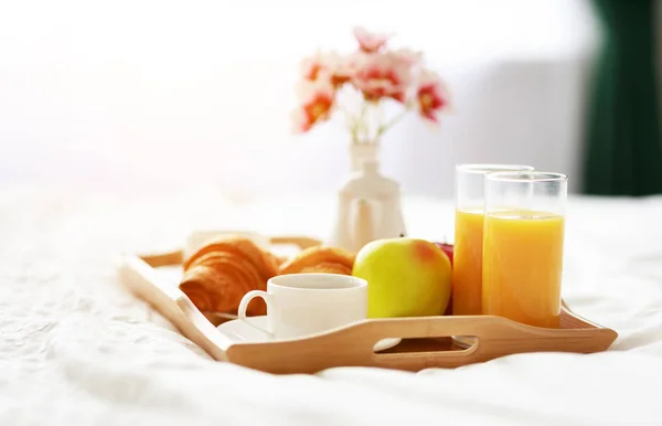 Frühstück Bett Mit Kaffee Croissants Orangensaft Und Obst Auf Einem — Stockfoto
