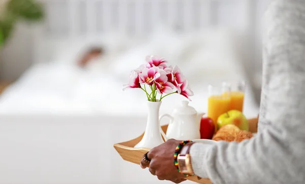 Feliz Pareja Amorosa Con Desayuno Cama San Valentín — Foto de Stock