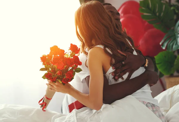 Valentinstag Glückliches Paar Verliebt Rote Hert Und Blumen — Stockfoto