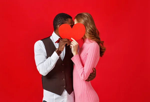 Sevgililer Günü Kavramı Kırmızı Adam Kalp Ile Mutlu Genç Çift — Stok fotoğraf
