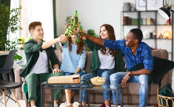 Grupo Jovens Amigos Felizes Com Cerveja Pizza Casa — Fotografia de Stock