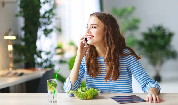 Alimentação Saudável Menina Feliz Comendo Salada Com Tablet Pela Manhã — Fotografia de Stock