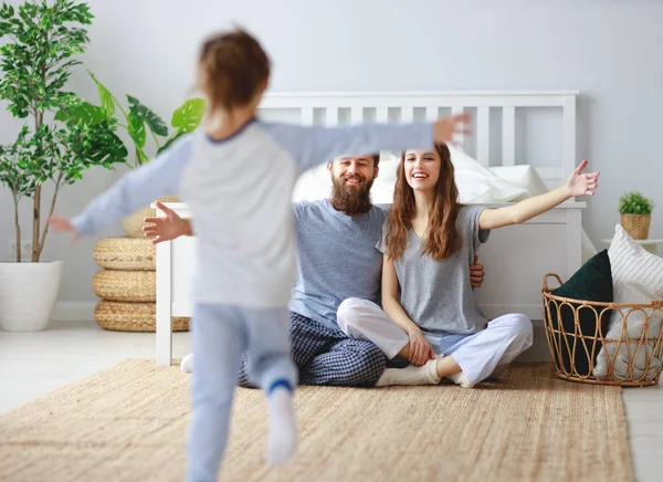 Felice Famiglia Madre Padre Padre Figlia Bambino Essere — Foto Stock