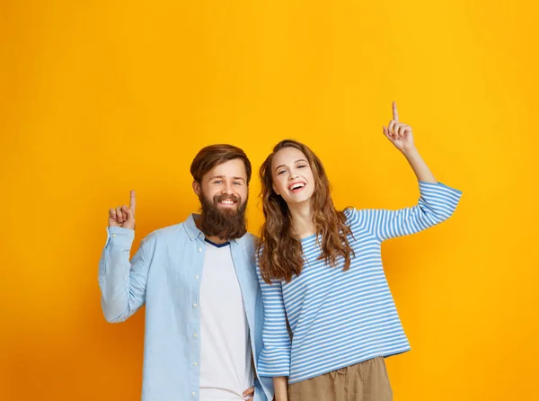 Paar Junger Emotionaler Menschen Mann Und Frau Auf Gelbem Hintergrund — Stockfoto