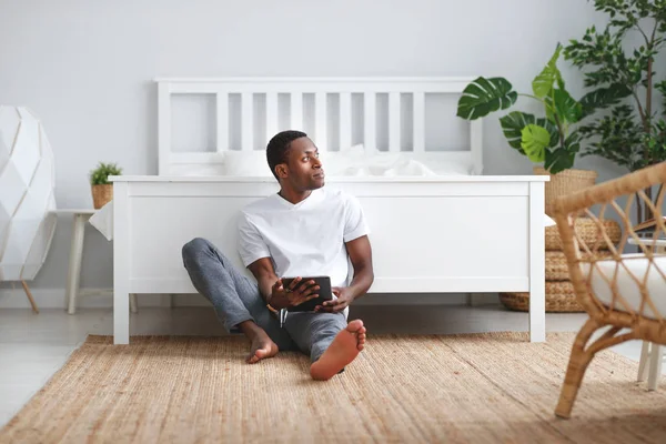 Feliz Joven Afroamericano Negro Hombre Con Tableta Dormitorio Mañana — Foto de Stock
