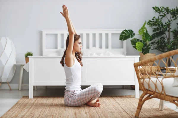 Junges Schönes Mädchen Macht Yoga Der Lotusstellung Bei Hom — Stockfoto