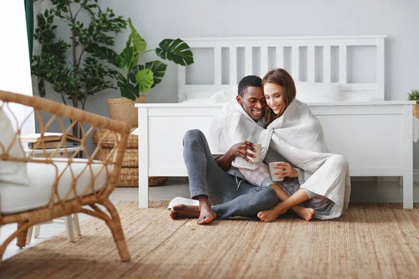 Feliz Casal Amoroso Beber Cacau Uma Manhã Inverno Ser — Fotografia de Stock