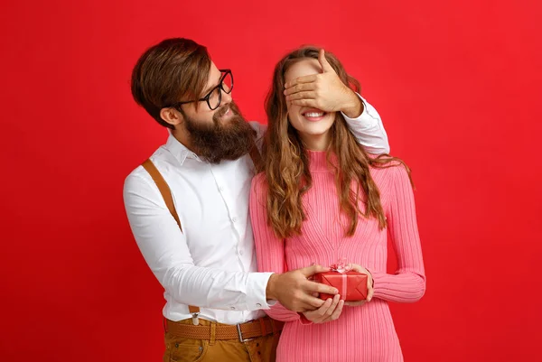 Concept Saint Valentin Heureux Jeune Couple Avec Coeur Fleurs Cadeau — Photo