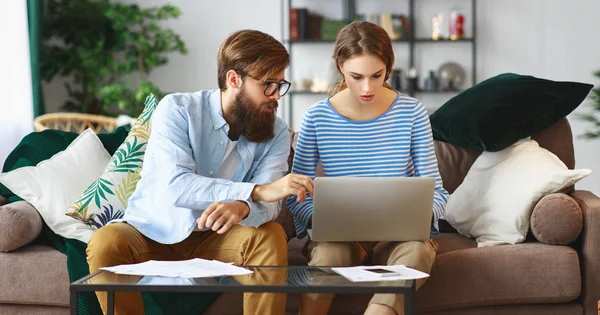 Married Couple Bills Receipts Documents Laptop Home — Stock Photo, Image