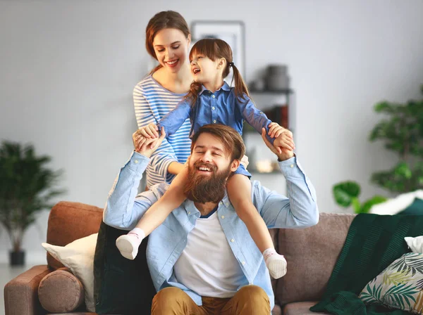 Glückliche Familienmutter Vater Und Tochter Hause Auf Der Couch — Stockfoto