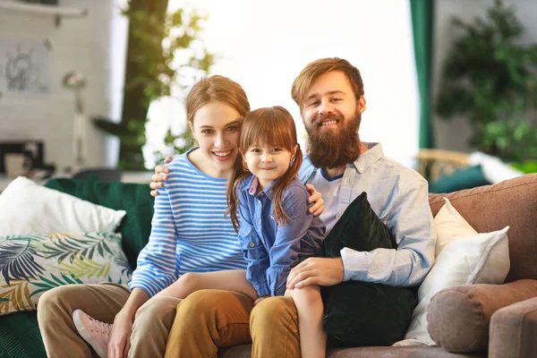 Feliz Familia Madre Padre Hija Hija Casa Couc — Foto de Stock