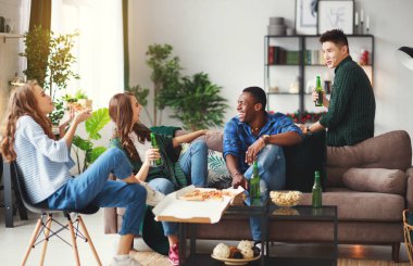 mutlu genç arkadaşlar bira ve pizza evde Grup